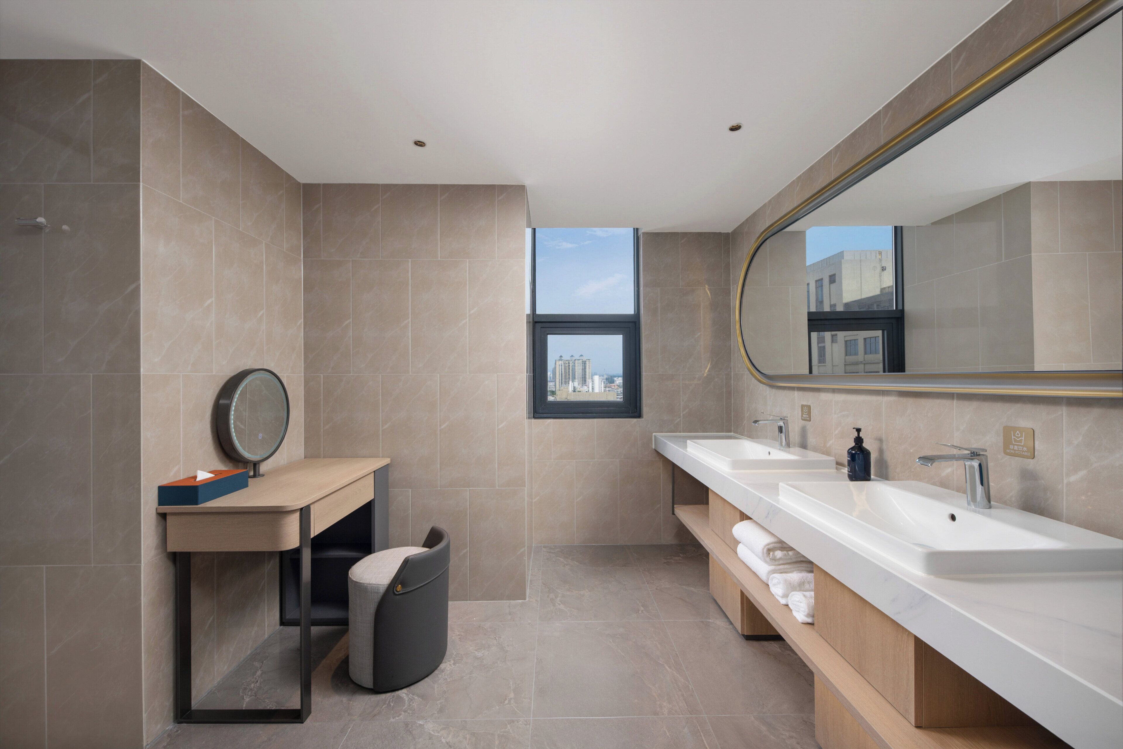Suite, 1 slaapkamer | Badkamer | Een douche, designer toiletartikelen, een haardroger, pantoffels