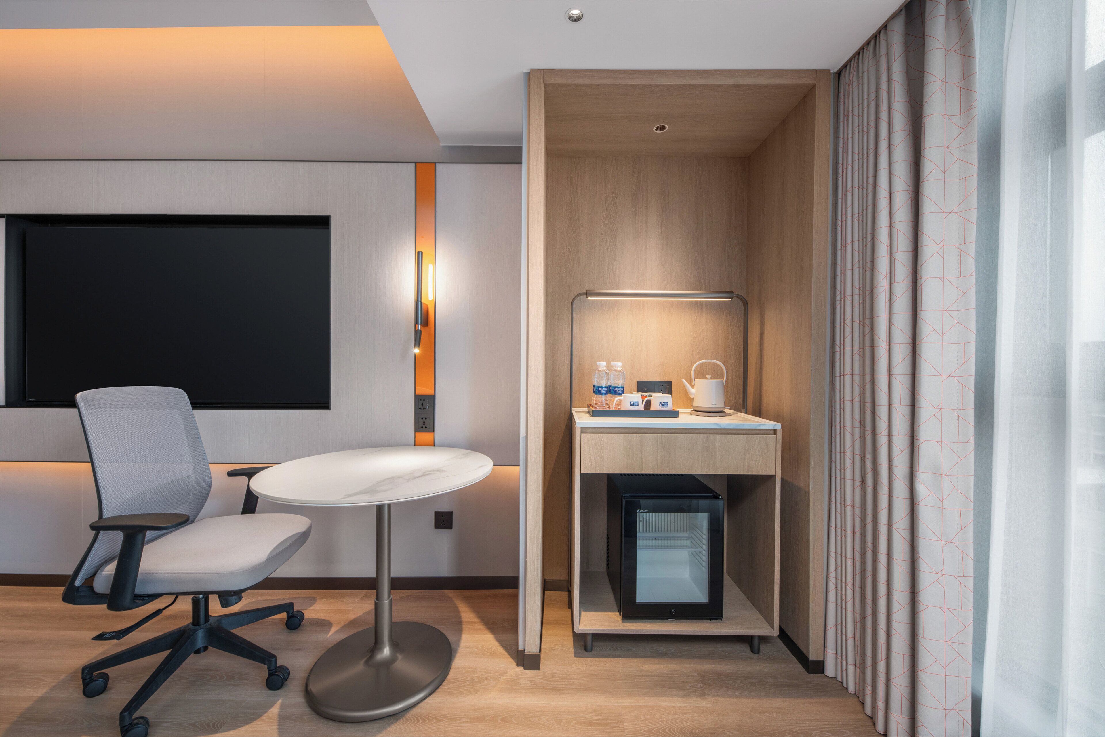 Bureau, espace de travail pour ordinateur portable, rideaux occultants