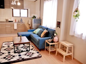 Familienapartment, Nichtraucher (2F) | Wohnbereich | Flachbildfernseher