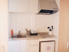 Departamento familiar, para no fumadores (3F) | Cocineta privada | Refrigerador, microondas, parrilla de estufa y tetera eléctrica 