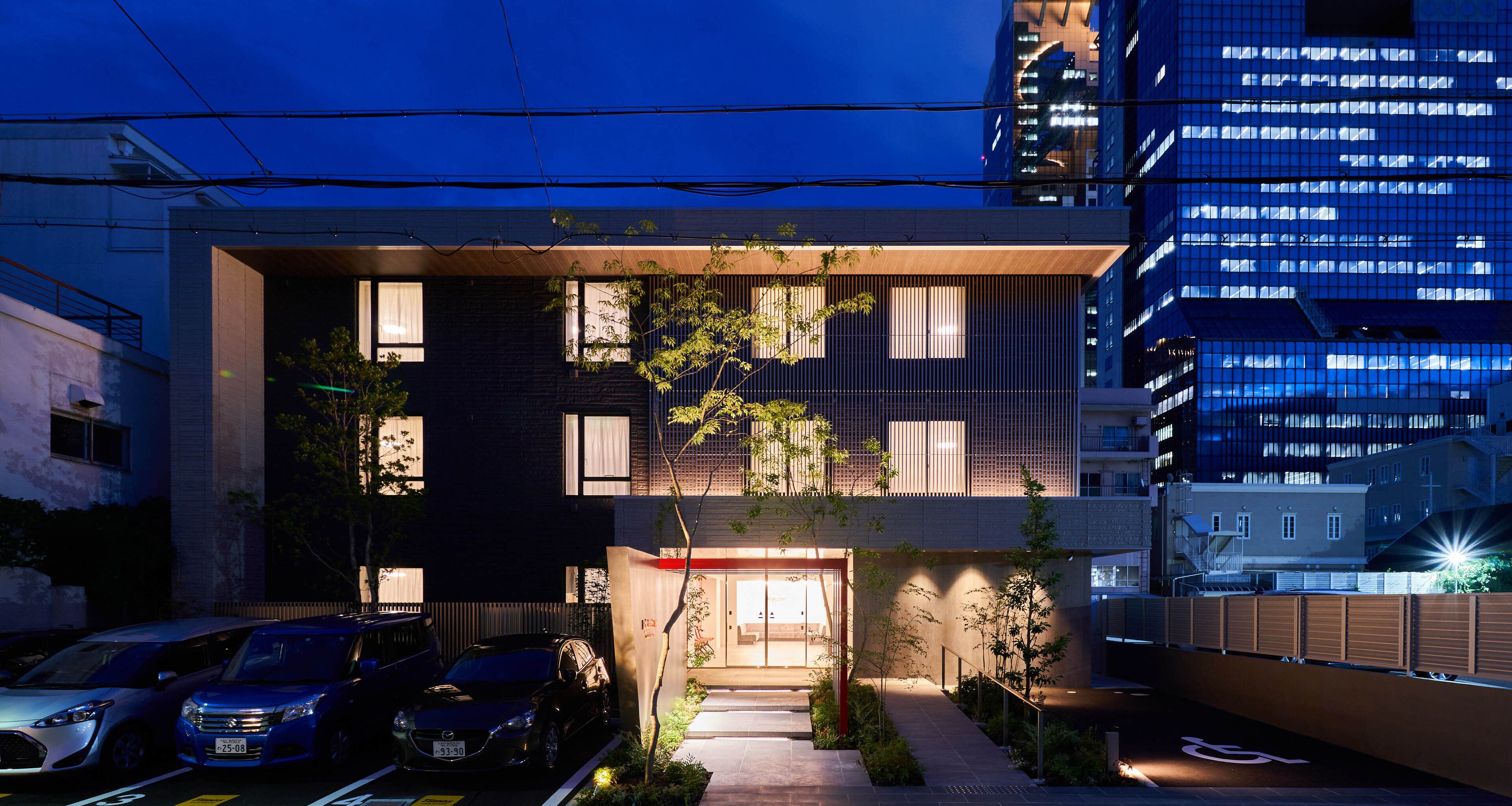 施設の正面 (日没後)