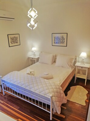 2 bedrooms, iron/ironing board, bed sheets