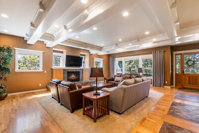 Sleeps 18! Highly reviewed, price slashed for September and October 2025!