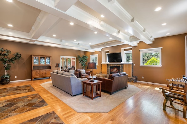 Smart TV, fireplace - Royal Oak Manor Lrg private home and yard sleeps 18! (Bend)