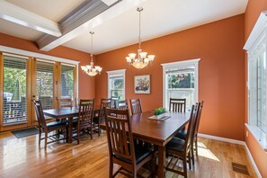 Dining - Royal Oak Manor Lrg private home and yard sleeps 18! (Bend)