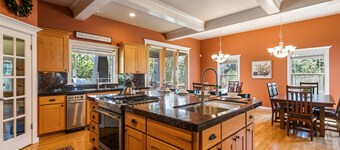 Sleeps 18! Highly reviewed, price slashed for September and October 2025!