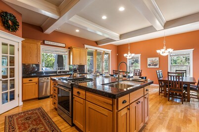 Sleeps 18! Highly reviewed, price slashed for September and October 2025!