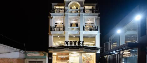 Depan hartanah - siang/malam