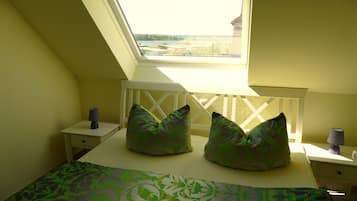 2 bedrooms, desk, WiFi