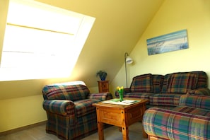 Una televisión, una chimenea