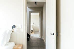 Tabla de planchar con plancha, wifi gratis y ropa de cama 