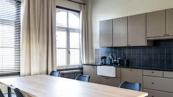 Comfort Apartment (Oosthoek) | Private kitchen | Espresso maker, high chair