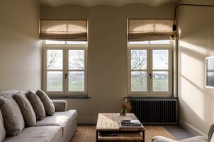 舒适公寓 (Oosthoek) | 客厅 | 32-英寸电视（配备数码频道）