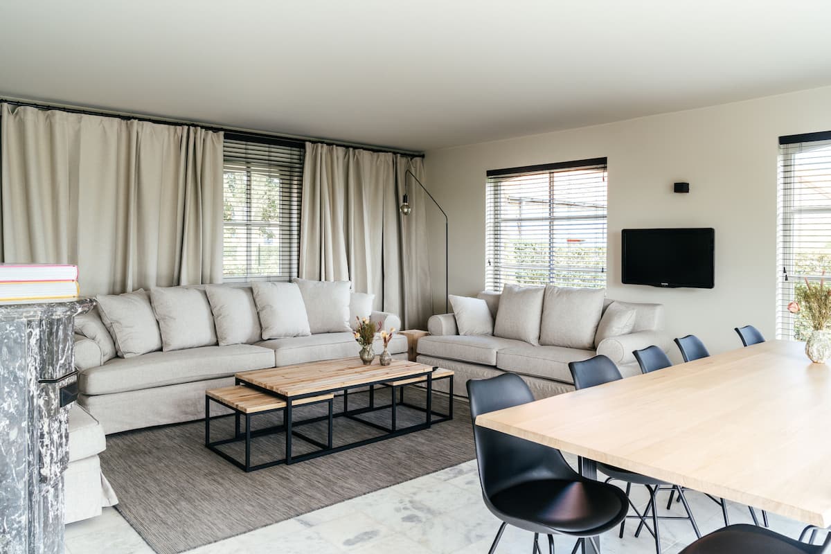 Comfort House (Zomerhuis) | Living area | 32-inch TV with digital channels
