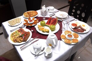 Free daily English breakfast