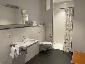 Shower, hair dryer, towels, toilet paper - Very spacious 3-room apartment with terrace, garden, parking space (Wildeshausen)