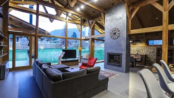 TV connectée, cheminée, livres