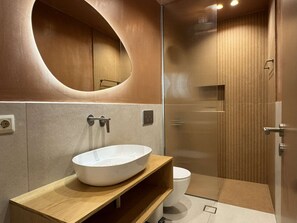 Baignoire, sèche-cheveux, serviettes fournies