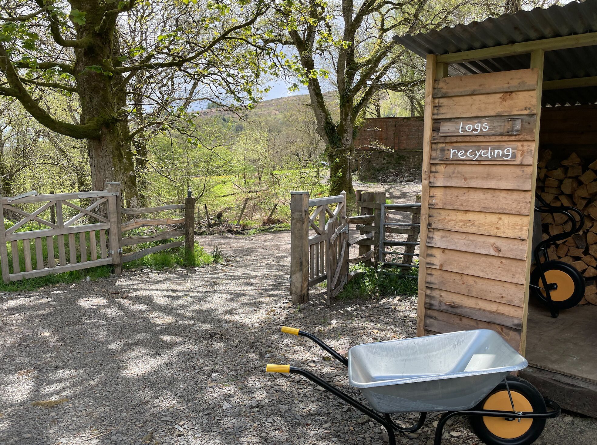 المنطقة المحيطة بالمنشأة