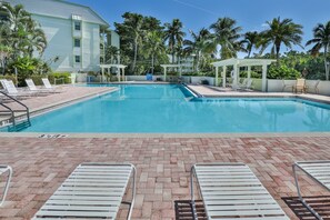 حمّام سباحة مُدفَّأ