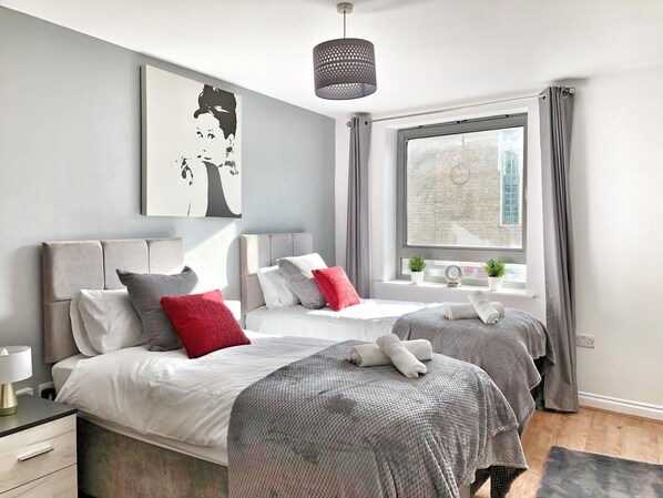 2 bedrooms, iron/ironing board, free WiFi, bed sheets - Ashleigh Court (Watford)