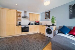 Fridge, microwave, stovetop, coffee/tea maker - Ashleigh Court (Watford)