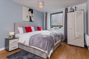 2 عدّة غرف نوم ومكواة/لوح كي وواي فاي مجانًا وملاءات أسرّة