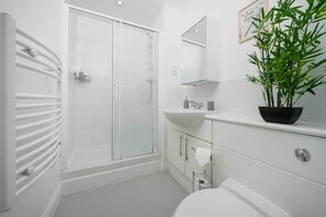 Family Apartment | Bathroom | Hair dryer, towels, soap, shampoo - Ashleigh Court (Watford)