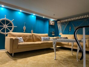 Departamento Confort | Área de sala de estar | Televisión de pantalla plana 