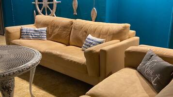 Apartemen Comfort | Area keluarga | TV layar datar