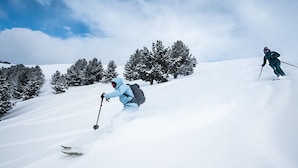 Schneelandschaft mit zwei Skifahrern.