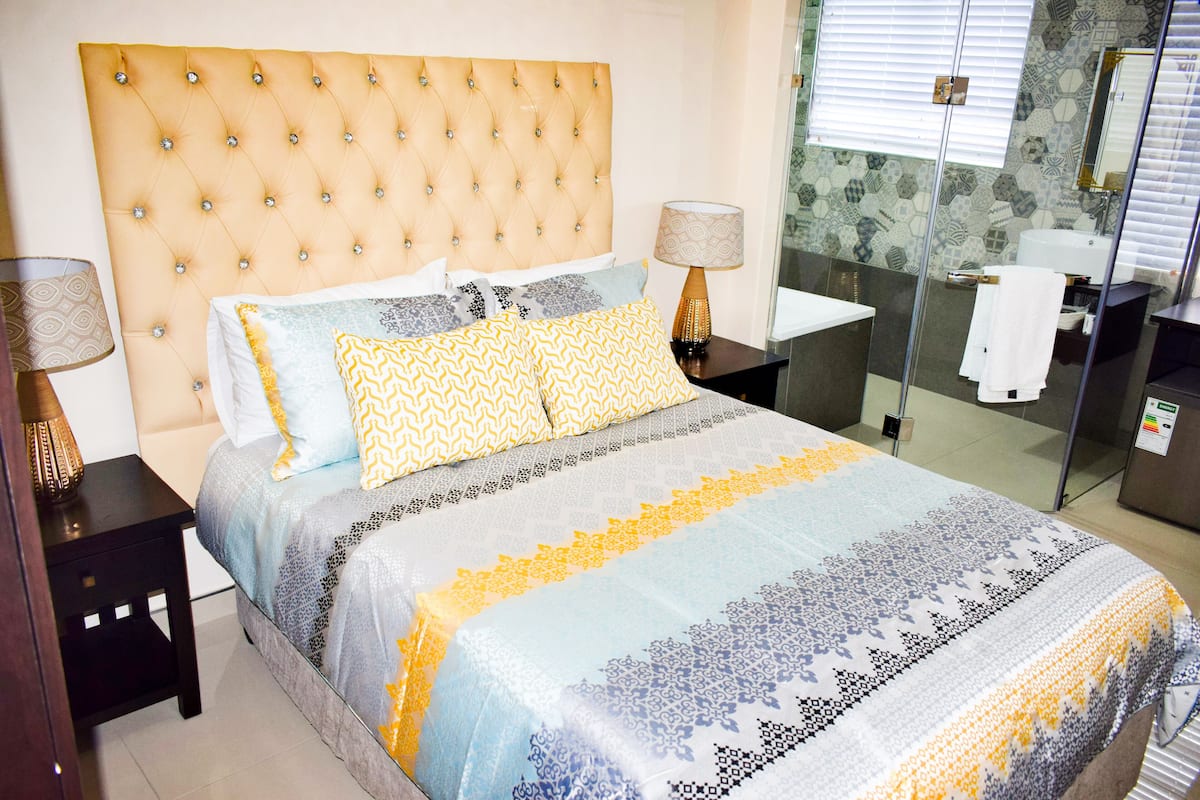 Kamar Double Deluks (3) | Seprai katun Mesir, seprai premium, dan selimut bulu angsa
