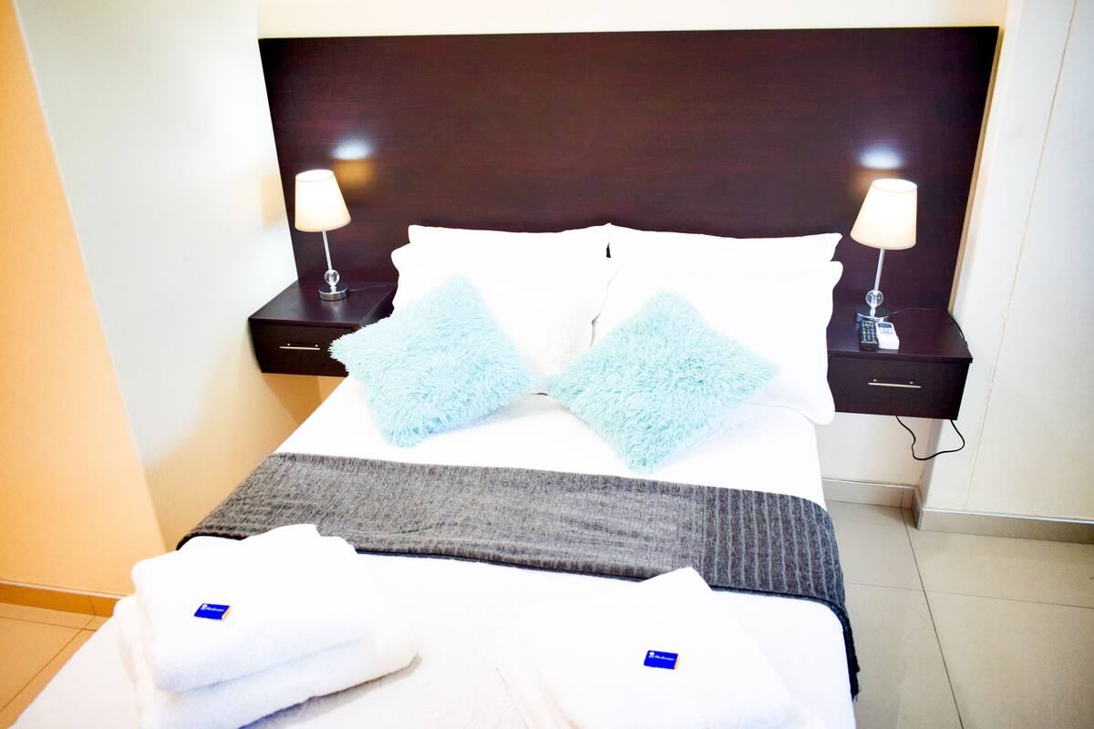 ห้องดีลักซ์ดับเบิล (4) | ผ้าปูที่นอนฝ้ายอียิปต์, เครื่องนอนระดับพรีเมียม, ผ้านวมขนเป็ด