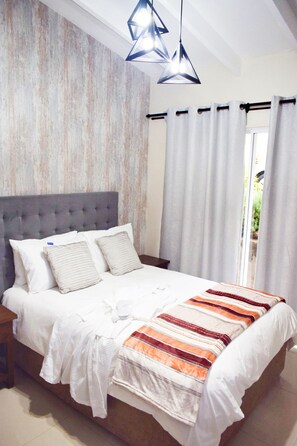 デラックス ダブルルーム | エジプト綿のシーツ、高級寝具、羽毛の掛け布団、ピロートップベッド