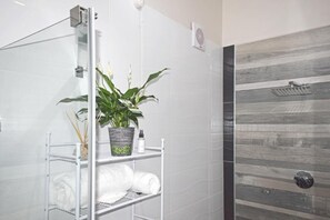 デザイナーバスアメニティ、バスローブ、タオル、石鹸