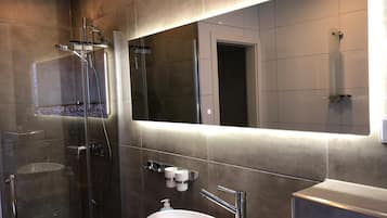 Dusche, Haartrockner, Handtücher
