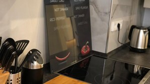 Una cocina con una pizarra mostrando opciones de menú como 'sweet chili' y 'red pepper'.