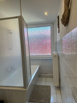 Comfort Apartment | Bathroom | Shower, hair dryer, towels