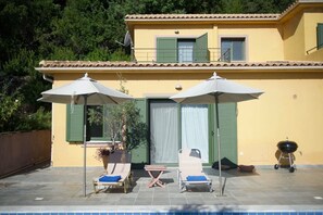 Villa | Balcony - Lovely Open Plan Family Villa in Kato Katelios (Kefalonia)