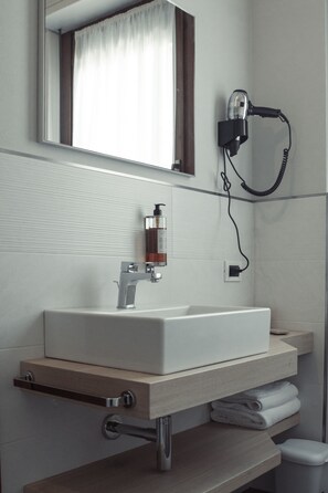 Standard Double or Twin Room | Bathroom sink - Hotel La Pina (Rezzato)