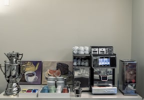 Se ofrece un desayuno bufé (6 EUR por persona)