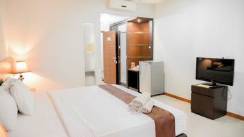 Suite Room | Premium bedding, in-room safe, desk, laptop workspace