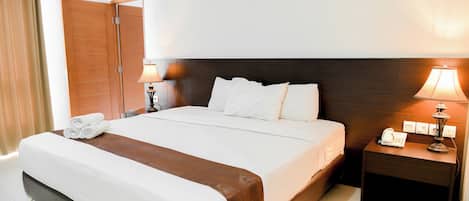 Quarto família | Roupas de cama premium, cofres nos quartos, escrivaninha