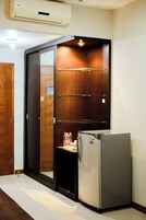 家庭房 | 高档床上用品、客房内保险箱、办公桌、笔记本电脑工作区