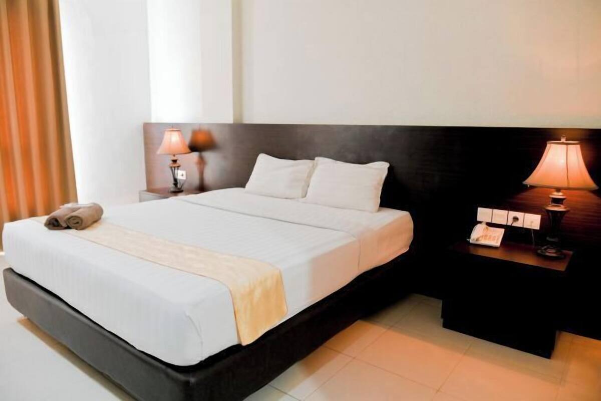 Premium bedding, in-room safe, desk, laptop workspace