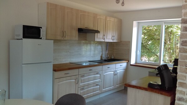 Een koelkast, een magnetron, een oven, een kookplaat