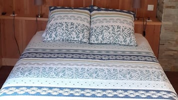 2 chambres, fer et planche à repasser, lit parapluie, draps fournis