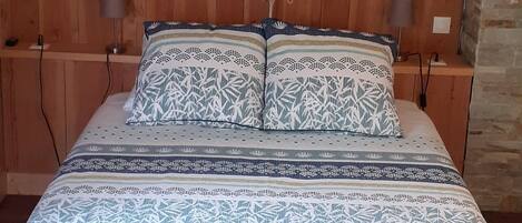 2 habitaciones, tabla de planchar con plancha y cuna de viaje