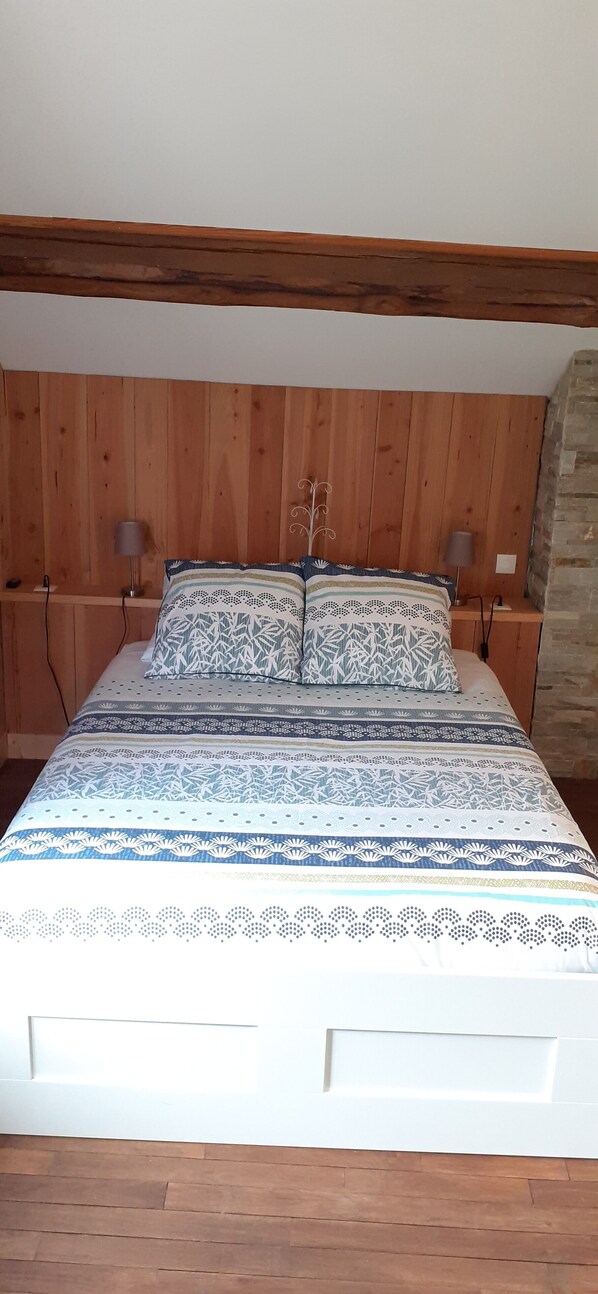 2 habitaciones, tabla de planchar con plancha y cuna de viaje 