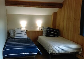 2 chambres, fer et planche à repasser, lit de bébé portatif